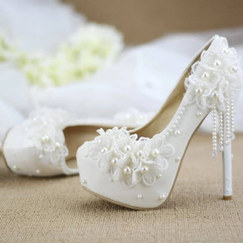 Chaussures de demoiselle d'honneur en dentelle blanche à talons hauts et pompons