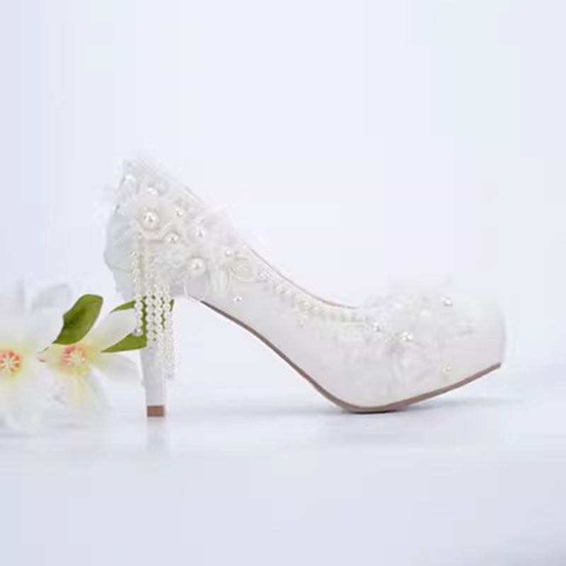 Chaussures de demoiselle d'honneur en dentelle blanche à talons hauts et pompons