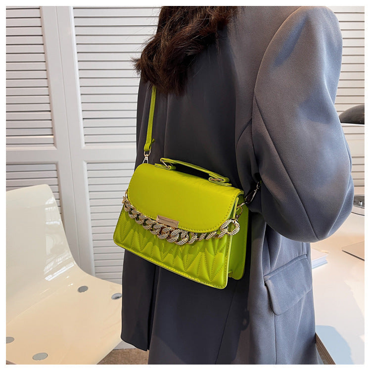 Bolso bandolera femenino y moderno de estilo occidental con hombro portátil y cadena