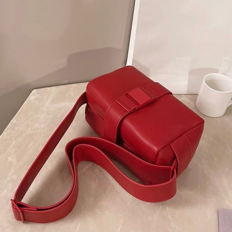 Petit sac à bandoulière à large bande brillant à la mode cool