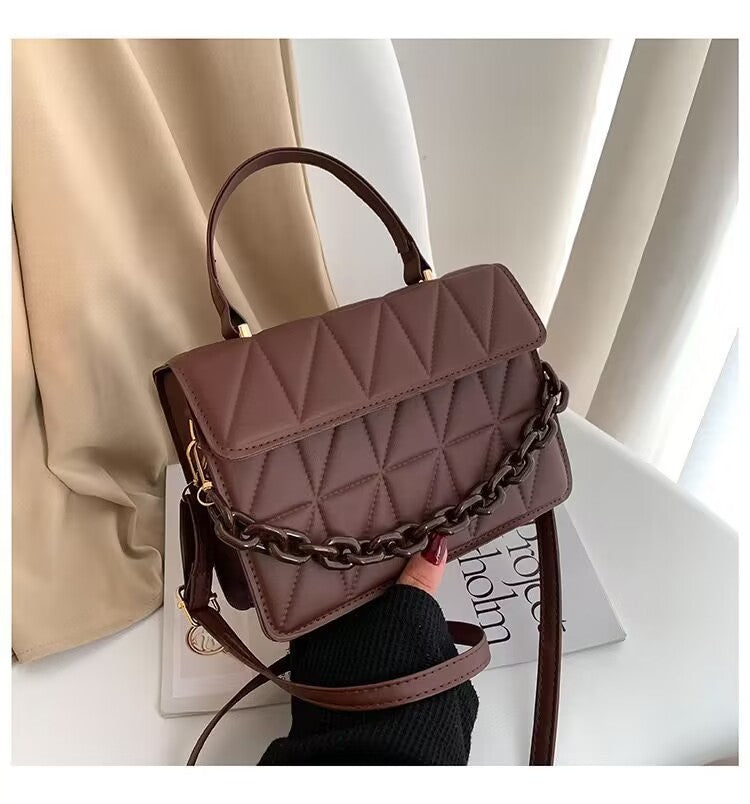Bolso bandolera de hombro con textura simple y moderno