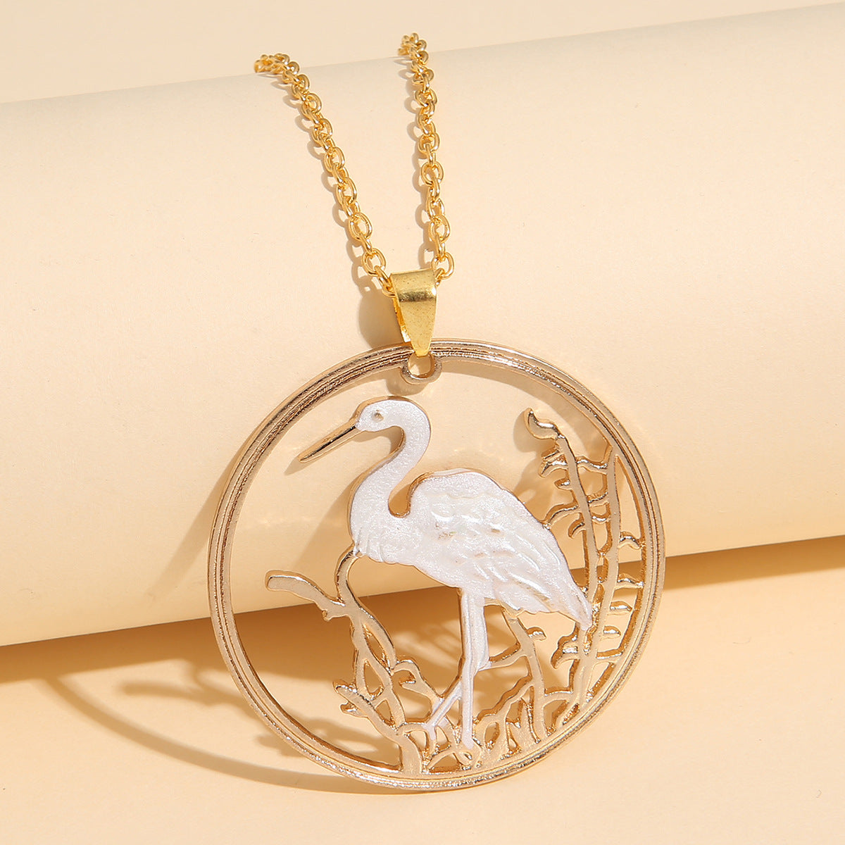 Collier rond élégant avec grue à couronne rouge