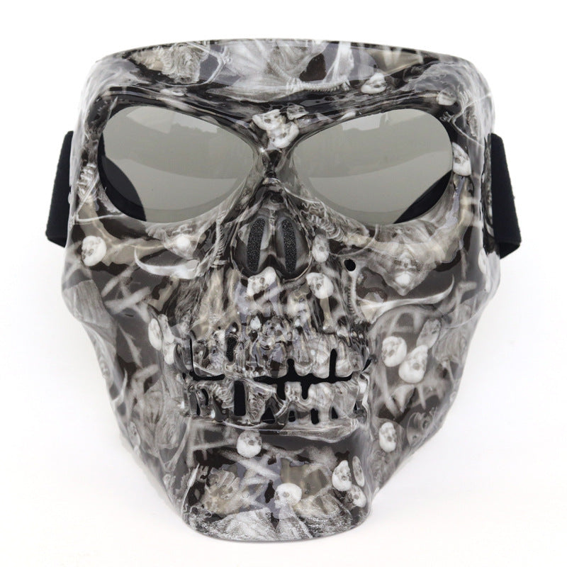 Pilote de moto avec masque de crâne équipé de lunettes
