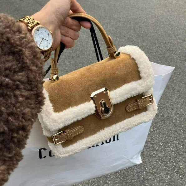 Sac à main à bandoulière assorti avec coutures en peluche et texture avancée