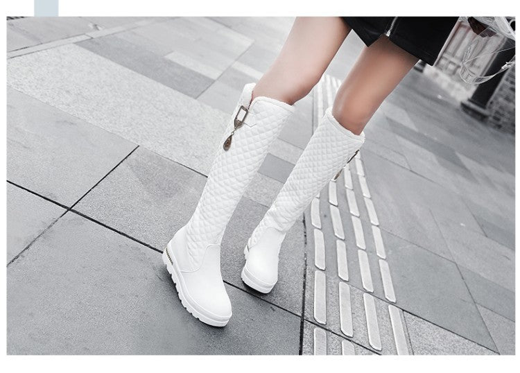 Bota de pierna alta con decoración de metal, tacón medio de gran tamaño