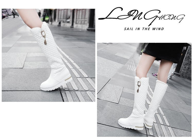 Bota de pierna alta con decoración de metal, tacón medio de gran tamaño