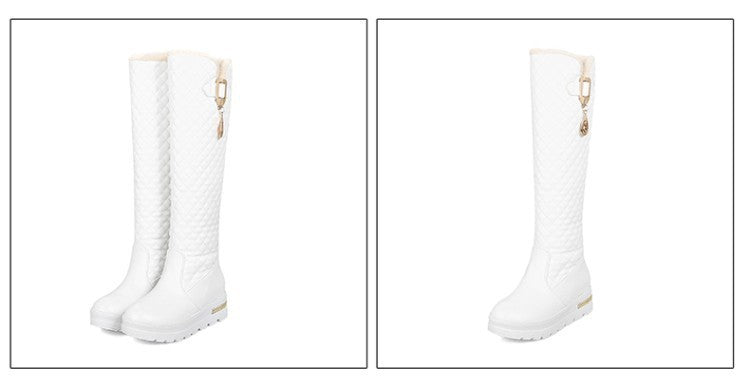 Bota de pierna alta con decoración de metal, tacón medio de gran tamaño