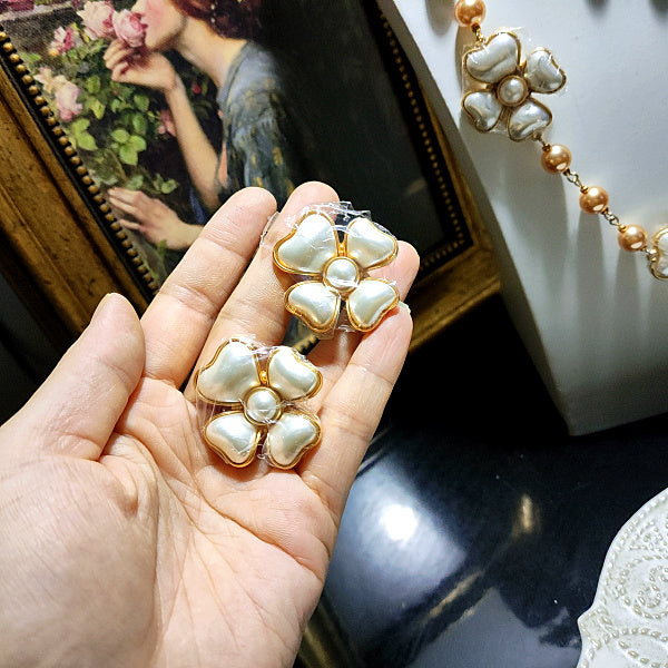 Suite Collier Sautoir Et Boucles D'Oreilles Pendentif Fleur Blanche