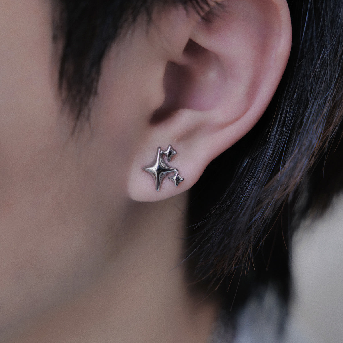 Pendientes pequeños de acero de titanio con estrellas tridimensionales de cuatro y ocho puntas para hombres y mujeres