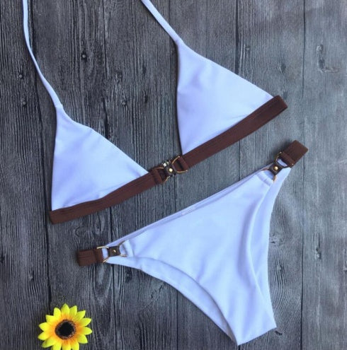 Nuevas damas europeas y americanas dividen el bikini.