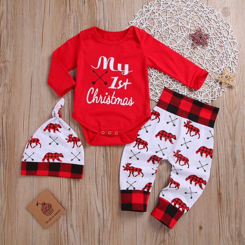 Ropa infantil de tres piezas.