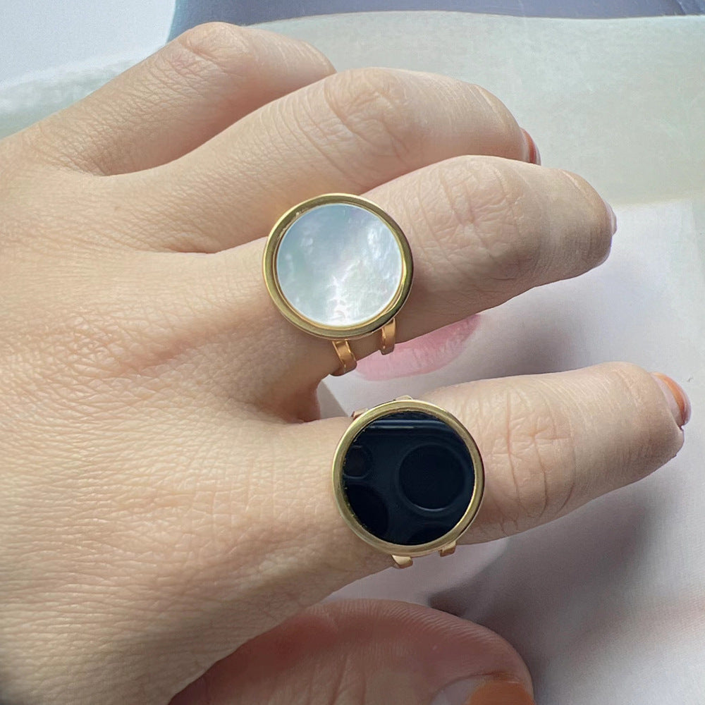 Anillo de Ágata Negra Concha Blanca Apertura de Acero Inoxidable Chapado en Oro