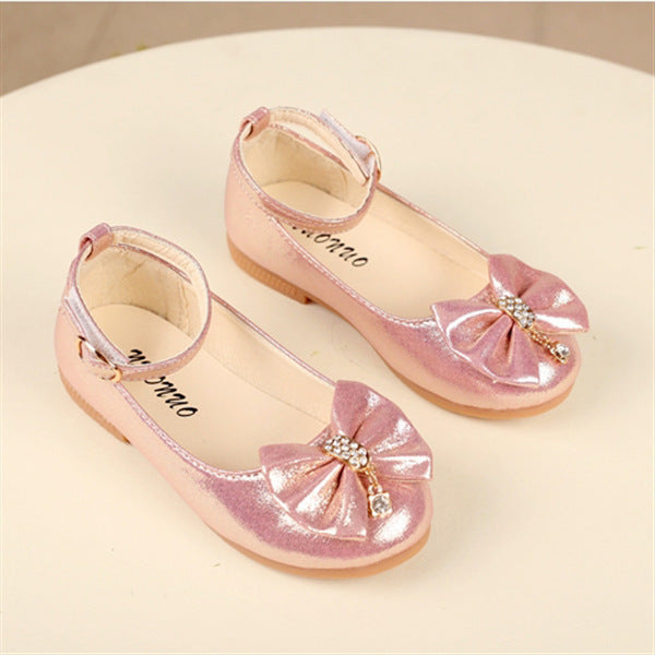 Zapatos con lazo para niños. 