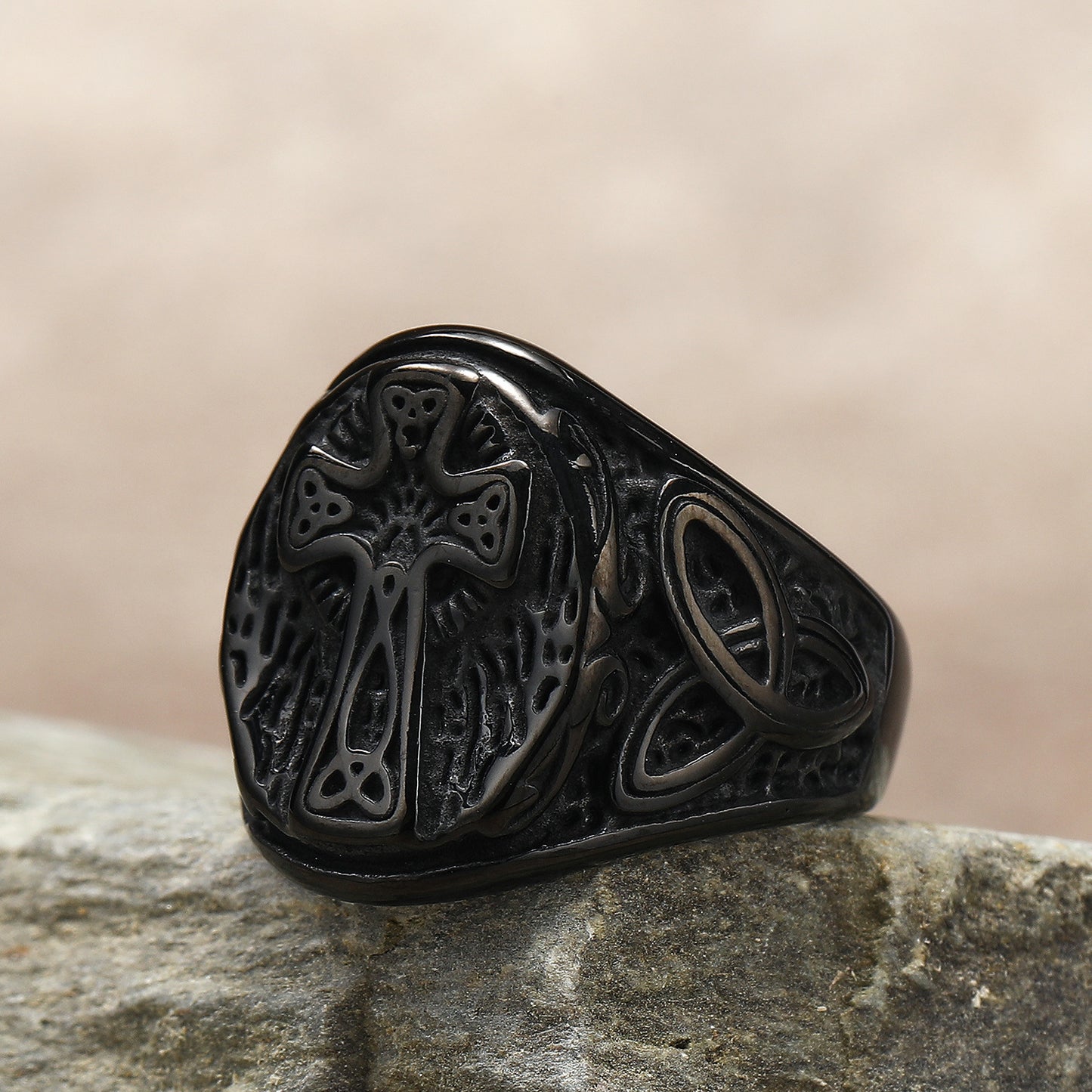 Anillo de hombre de acero de titanio con cruz minimalista