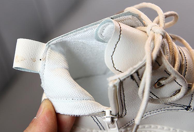 Botas cortas de piel para niño.