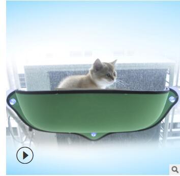 Hamaca para gatos en el alféizar de la ventana