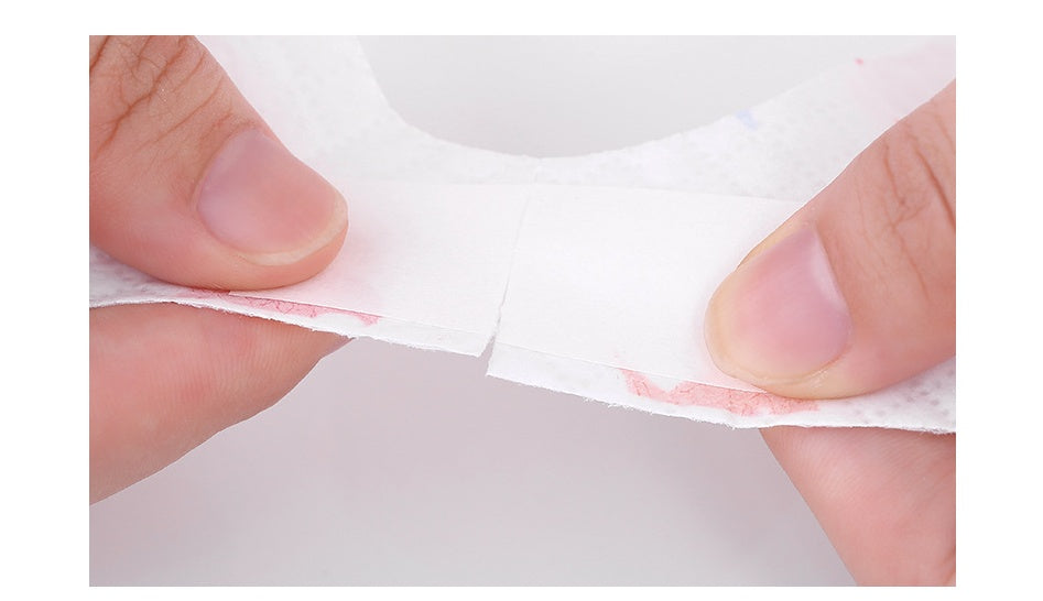 Bébé d'été mangeant un bavoir bébé