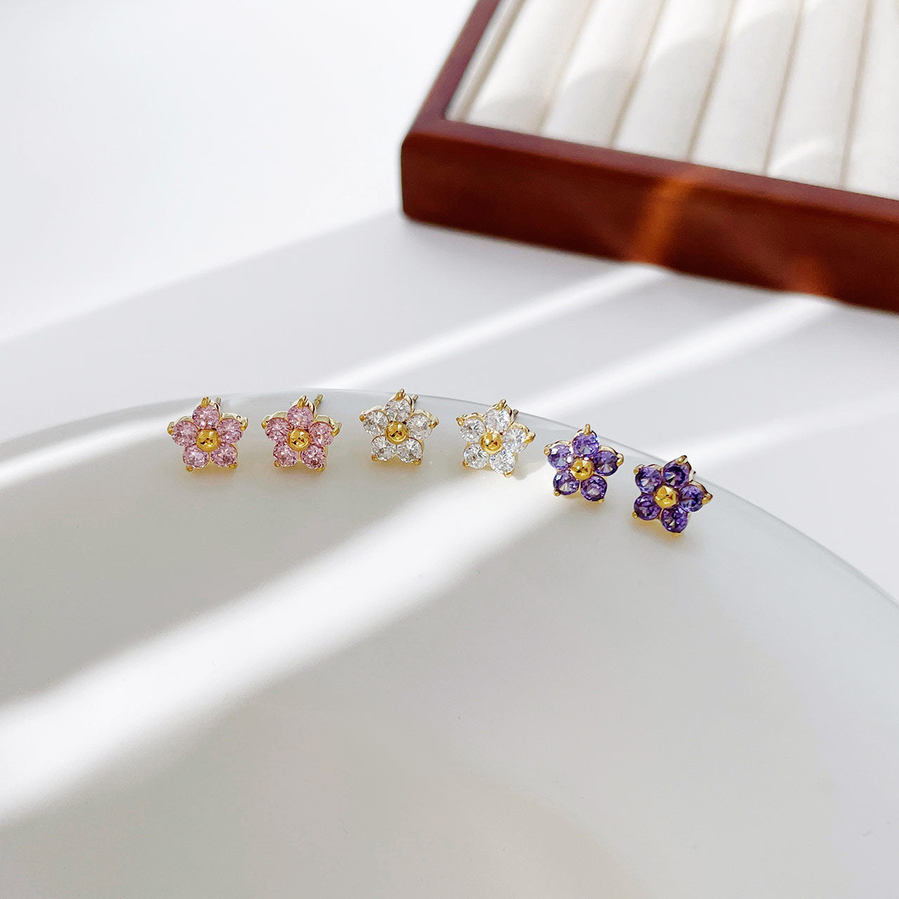 Petites et douces boucles d'oreilles pétales de diamant pour femmes