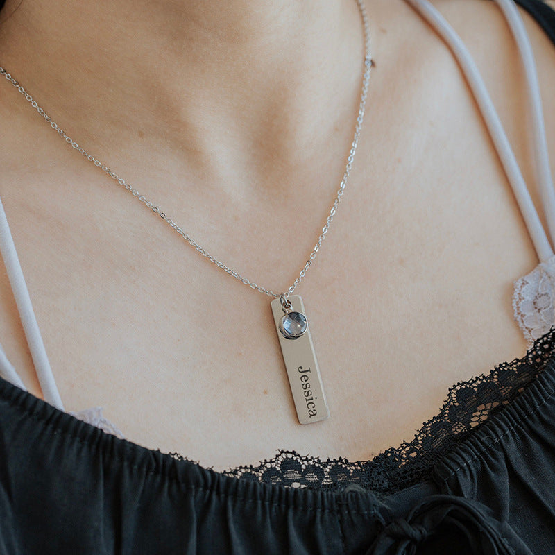 Collier long gravé avec pierre de naissance de douze couleurs
