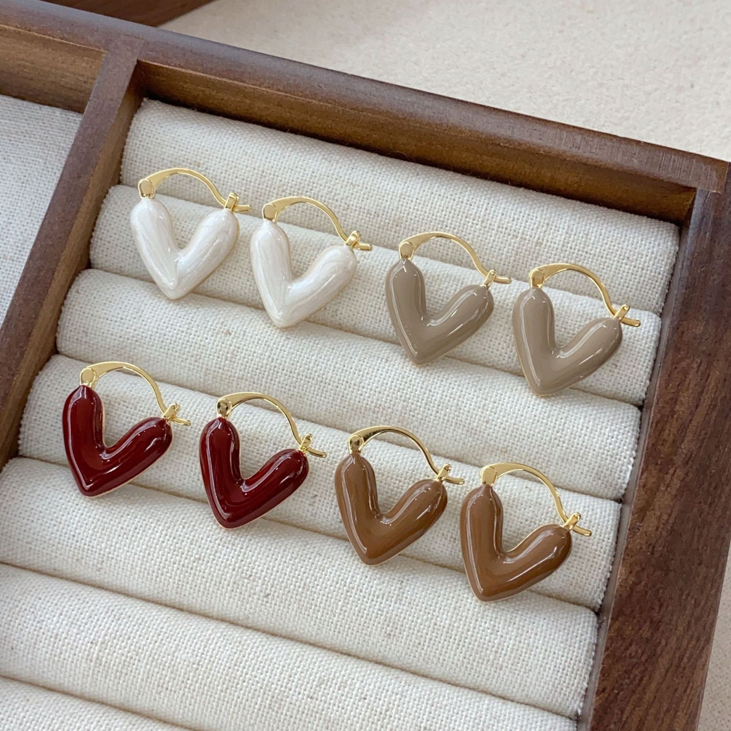 Boucles d'oreilles femme avec coeurs en émail dégoulinant de blanc