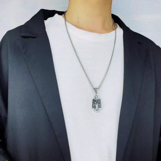 Collier rétro avec pendentif en acier et titane, bouclier croisé