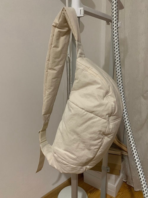 Sac à main à bandoulière en coton et lin en forme de croissant, Design d'intérêt particulier, rempli de riz, nuages ​​blancs