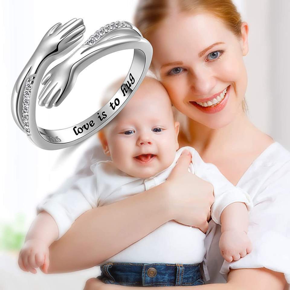 Les mains créatives de la mode embrassent la bague de couple en diamant