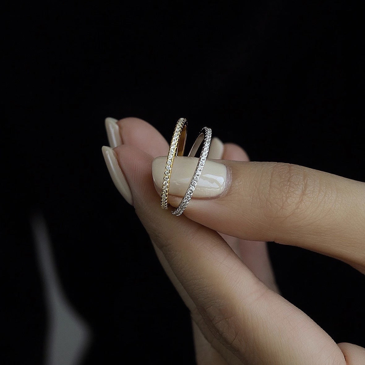 Anillo de diamantes con hilera de plata de ley S925 con diseño de interés especial para mujer