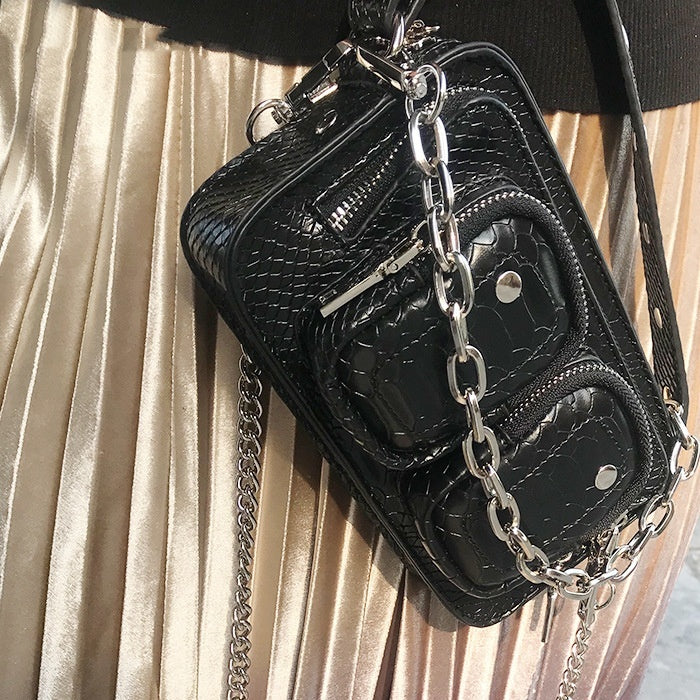 Petit sac carré à bandoulière en chaîne sous les bras