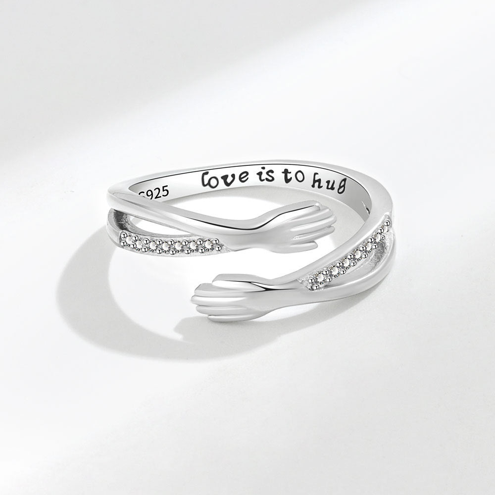 Les mains créatives de la mode embrassent la bague de couple en diamant