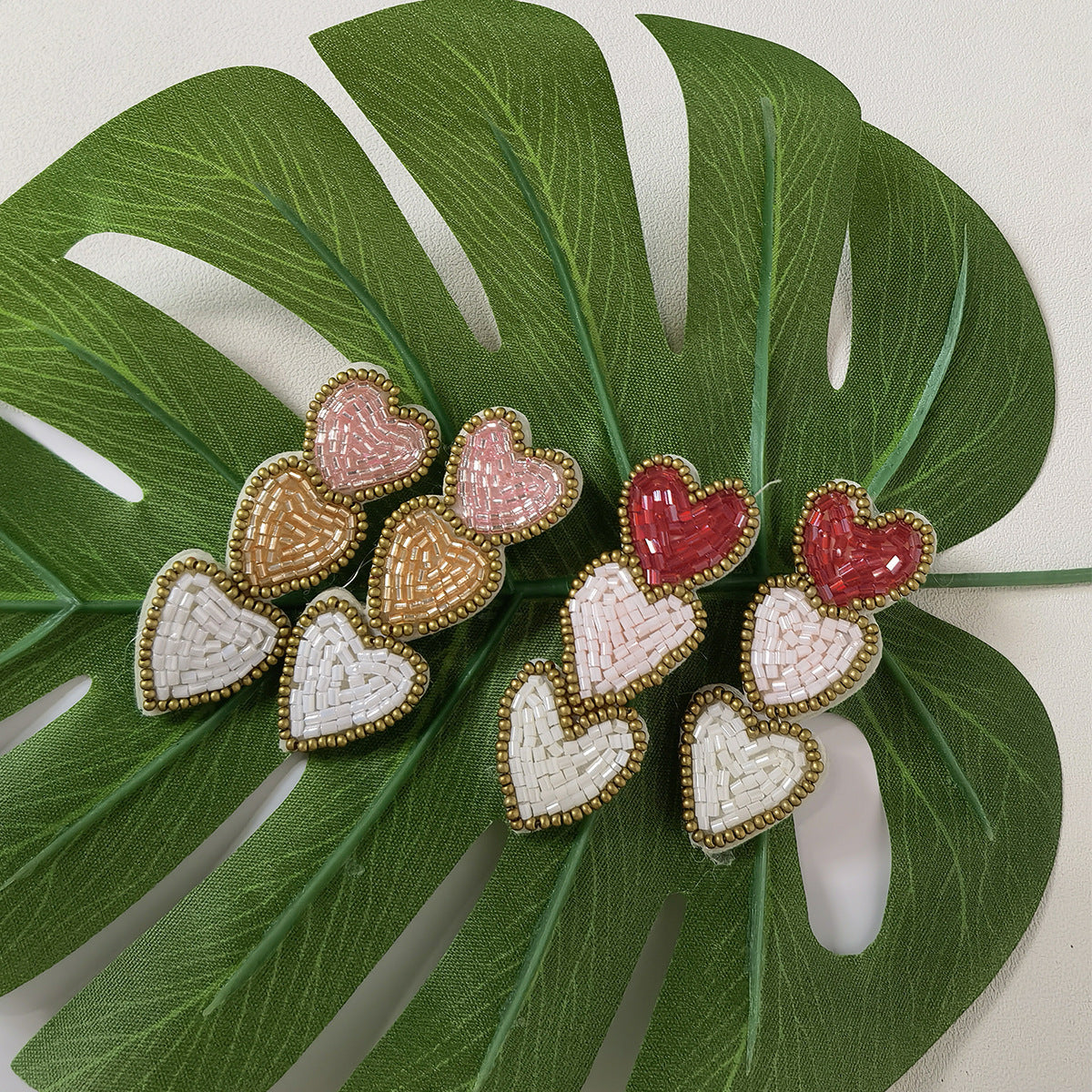 Pendientes artísticos de moda para el día de San Valentín con forma de corazón de tres capas con cuentas hechas a mano de tela de cercanías