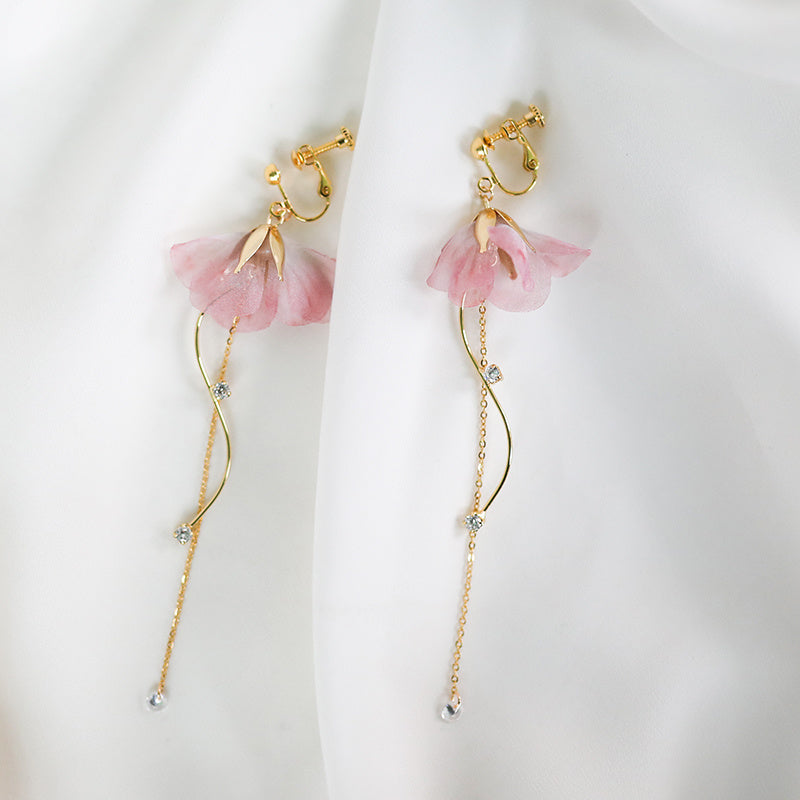 Clip de oreja largo con forma de curva que cambia la forma de la cara