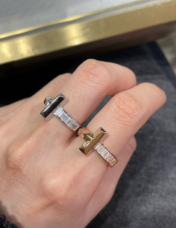 Bague V Gold à diamants carrés larges