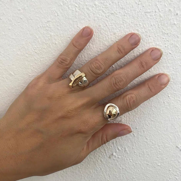 Anillo De Metal Irregular De Color En Contraste Dorado Y Plateado