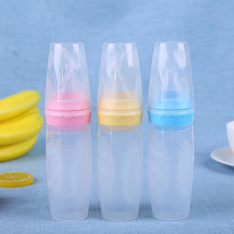 Presser la cuillère d'alimentation pour bébé