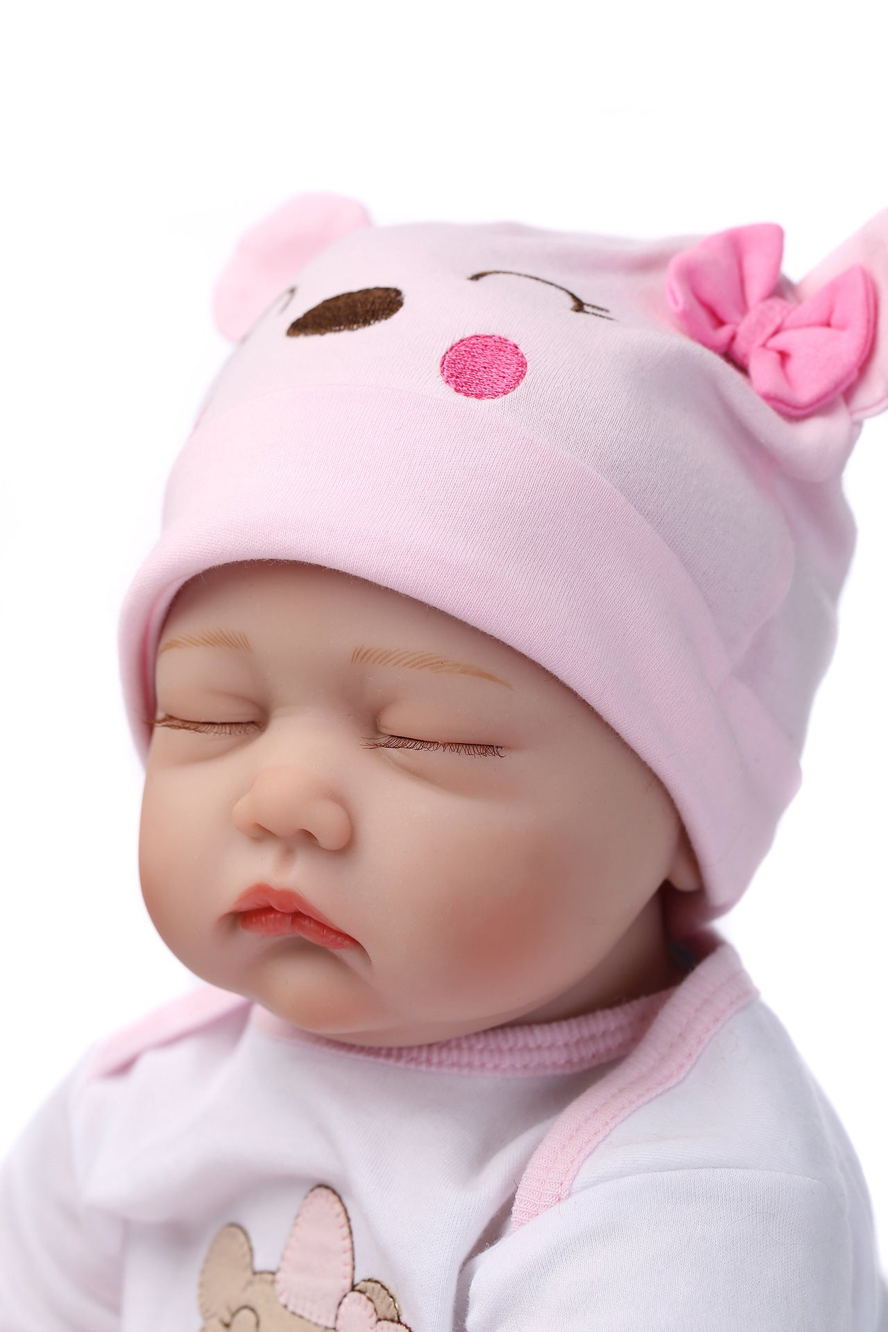 Muñecas de simulación acompañan a los juguetes para dormir.