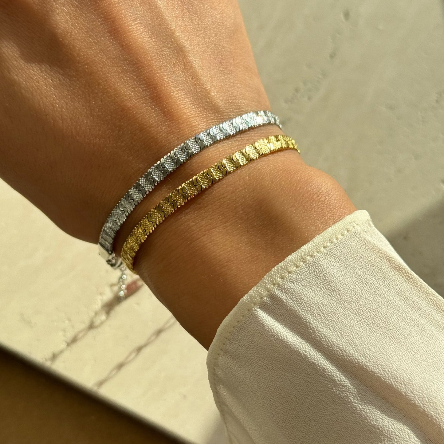 Traje de pulsera de oro y plata con estampado en relieve