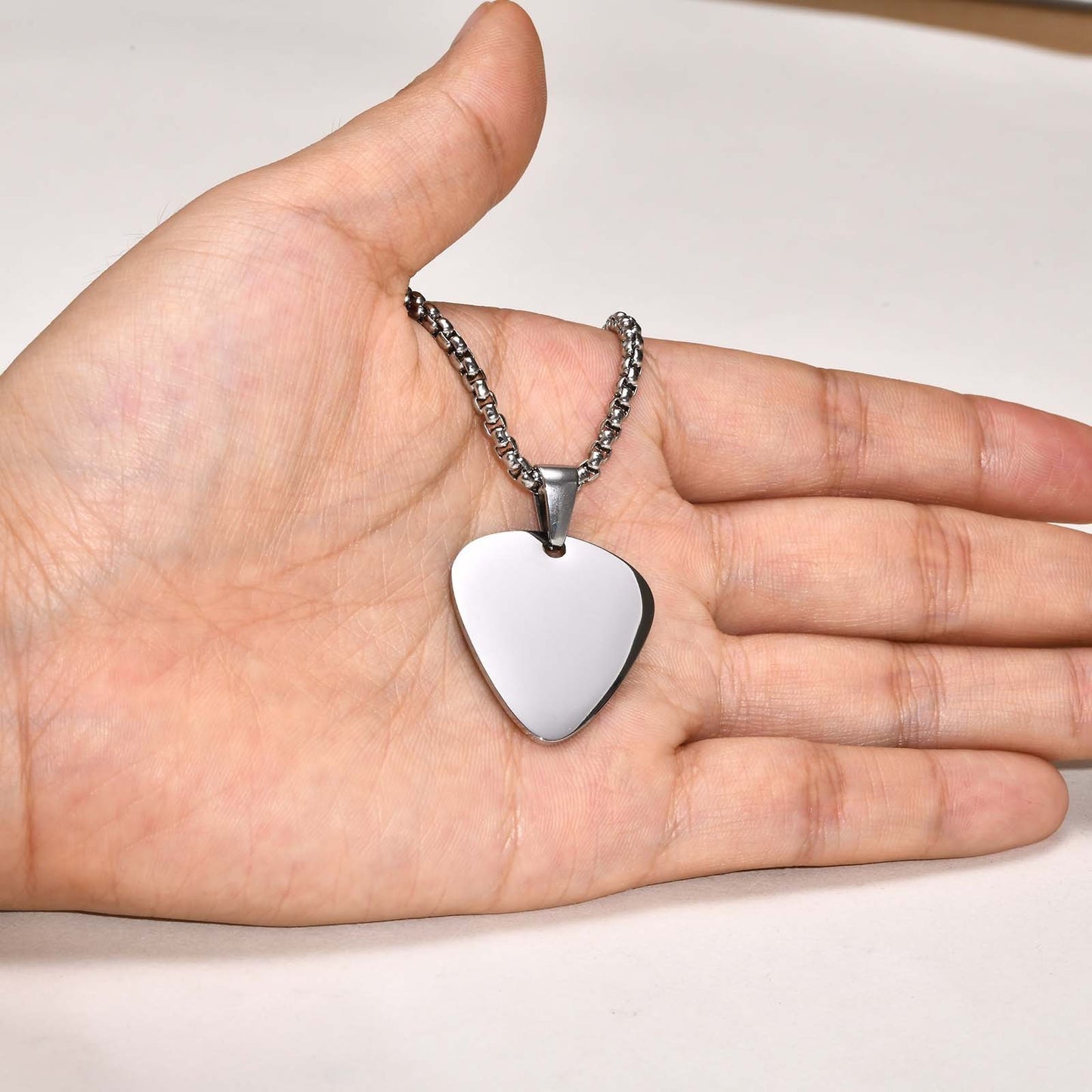 Pendentif médiator de guitare léger en acier inoxydable, collier noir en acier titane