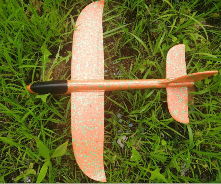 Lanzamiento manual de avión de espuma voladora