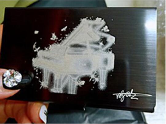 Tarjetero de metal y titanio