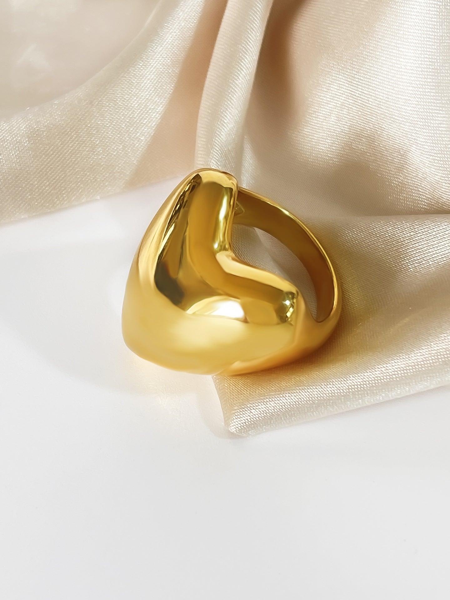 Bague en or 18 carats en forme d'amour brillant en acier titane à la mode