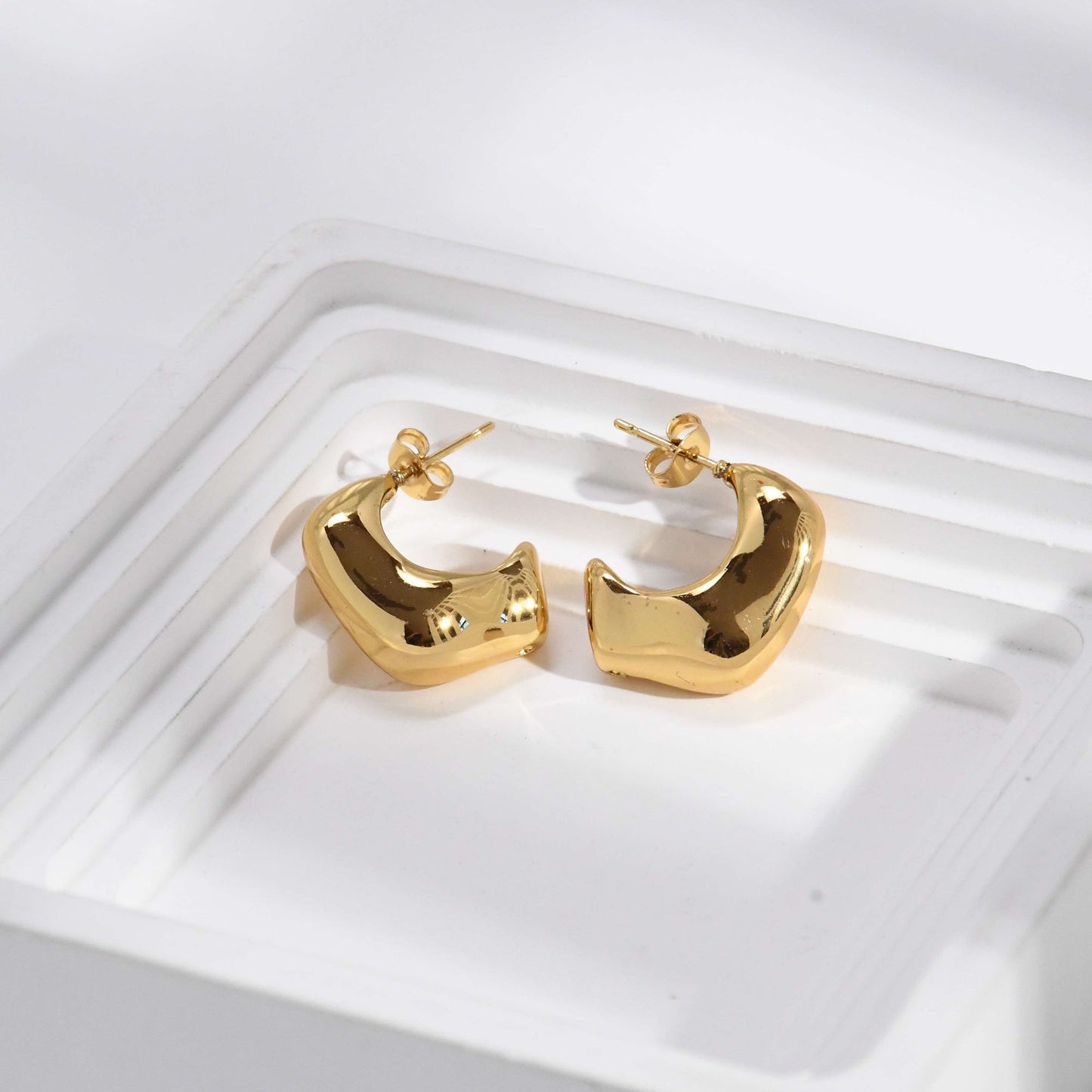 Boucles d'oreilles en métal géométrique poli en forme de C