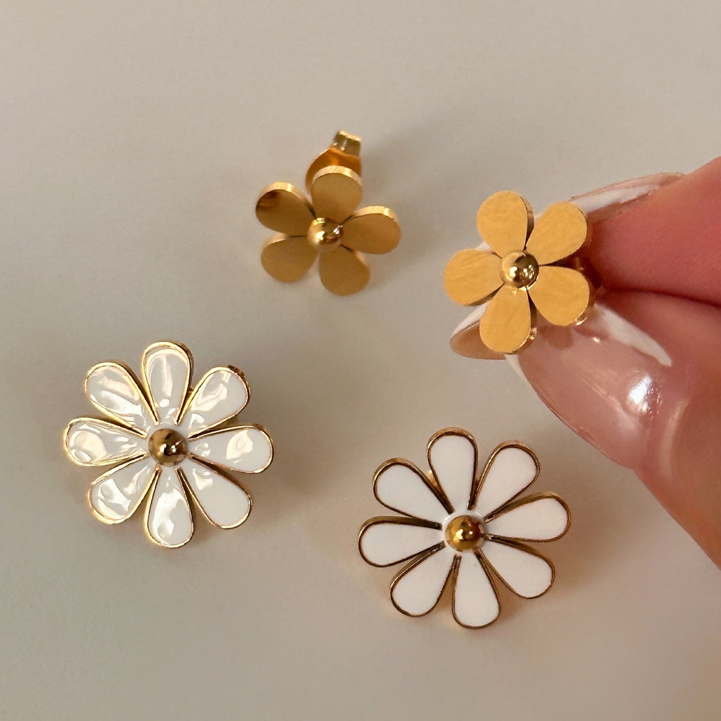 Boucles d'oreilles à fleurs blanches pour femmes