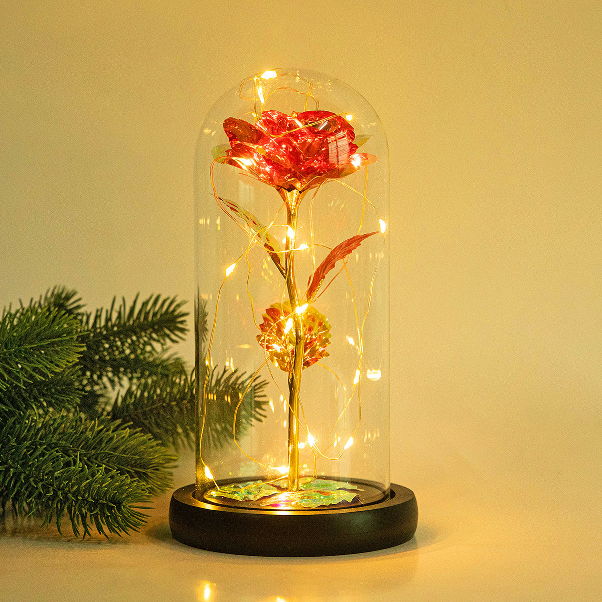Fleur de rose éternelle enchantée dans une décoration de Noël lumineuse à LED en verre