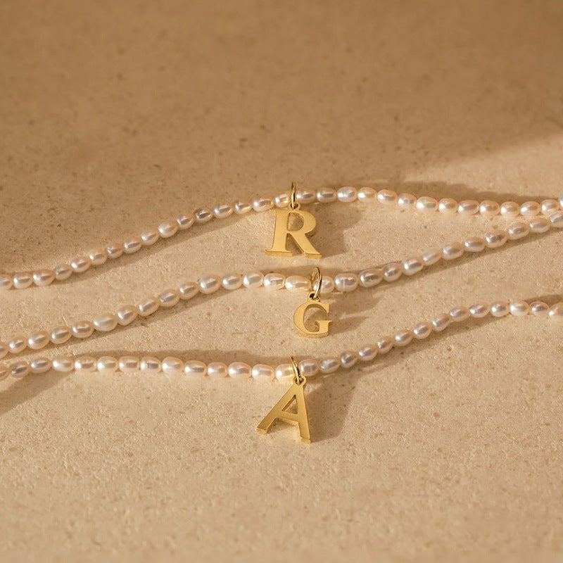 Collar de letras de acero inoxidable con diseño minoritario de lujo ligero