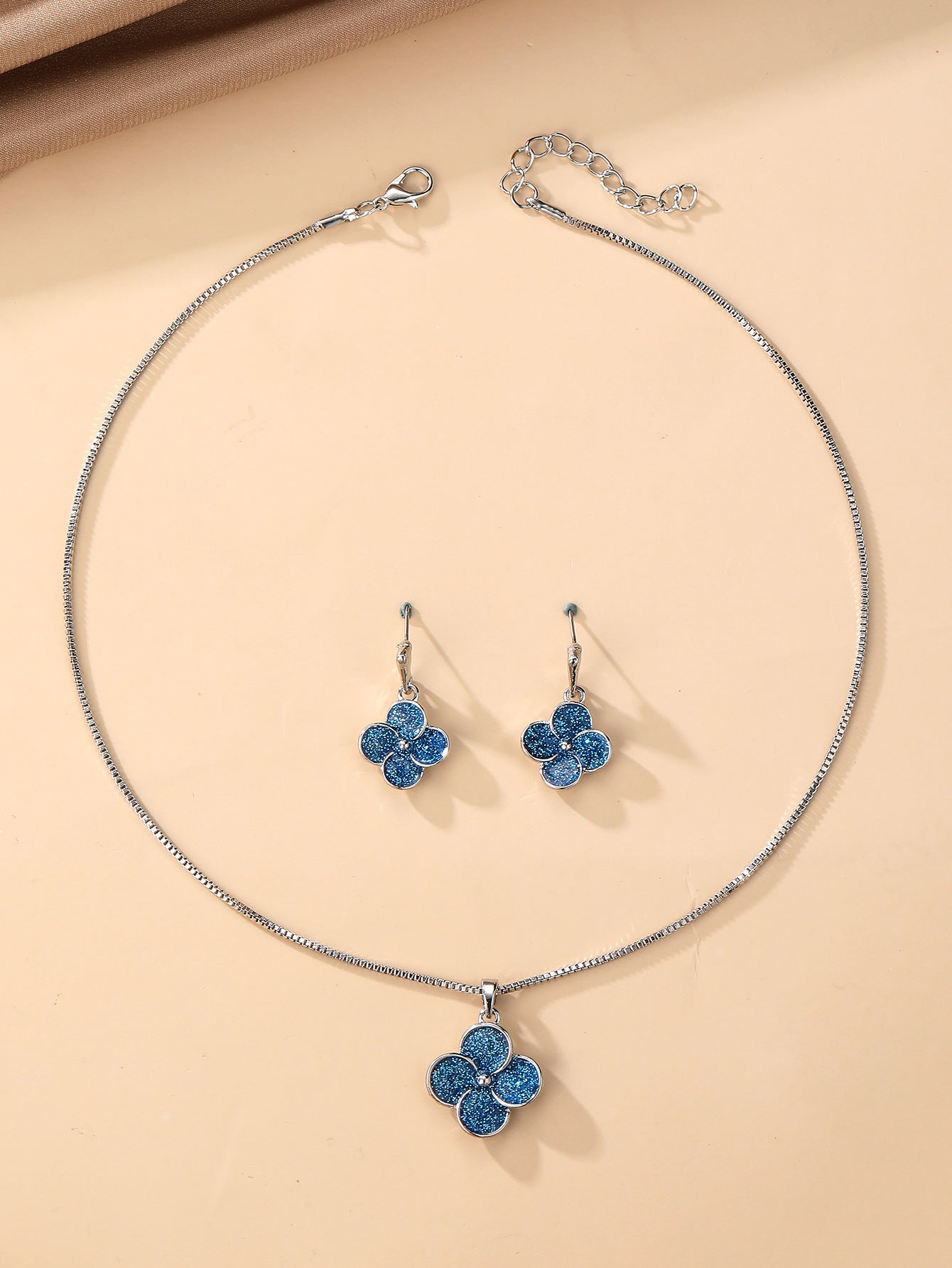 Lot de deux boucles d'oreilles et pendentif pour femme
