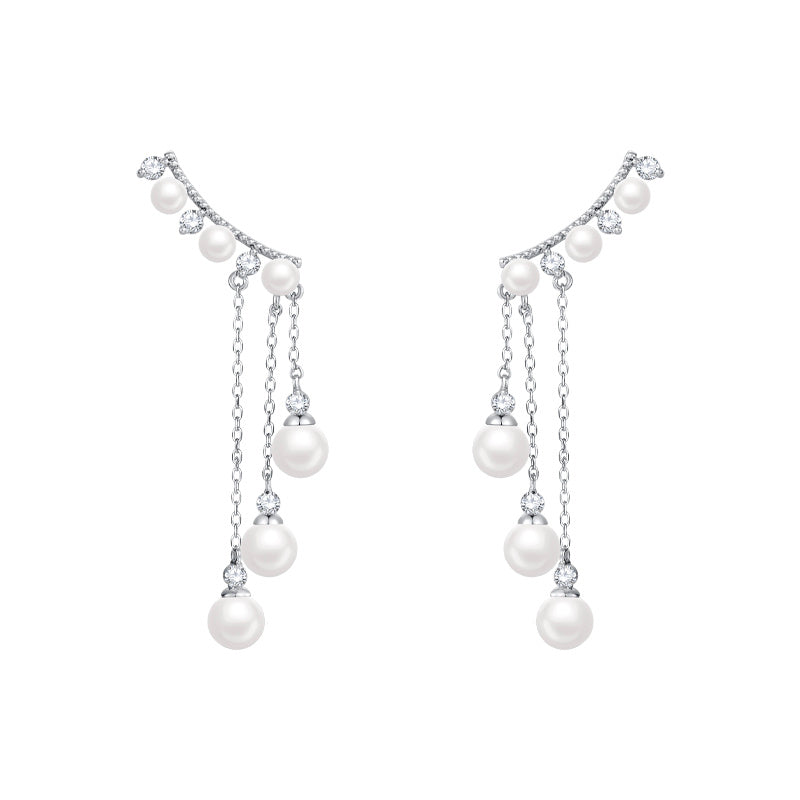 Pendiente largo con forma de gota y perla con borlas de perfil alto