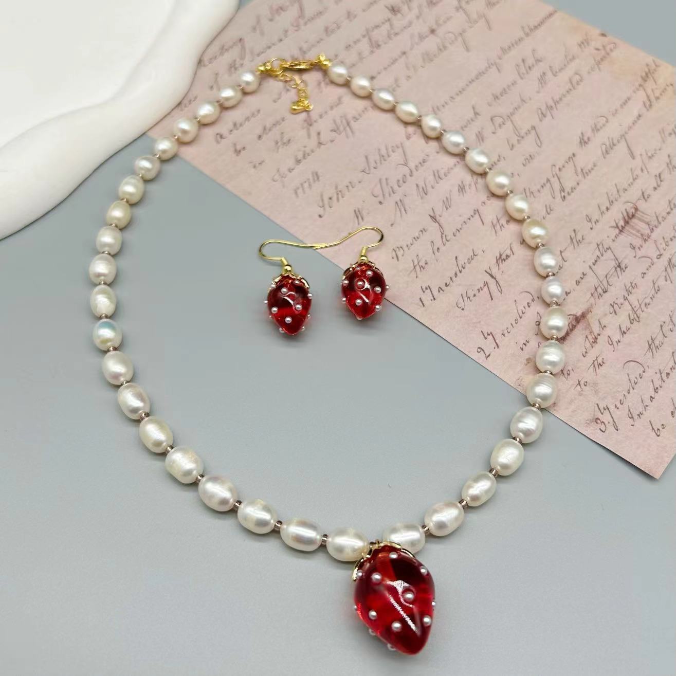 Collier et boucles d'oreilles en perles d'eau douce avancées occidentales, luxe, Fruit fraise, tempérament doux, Suite