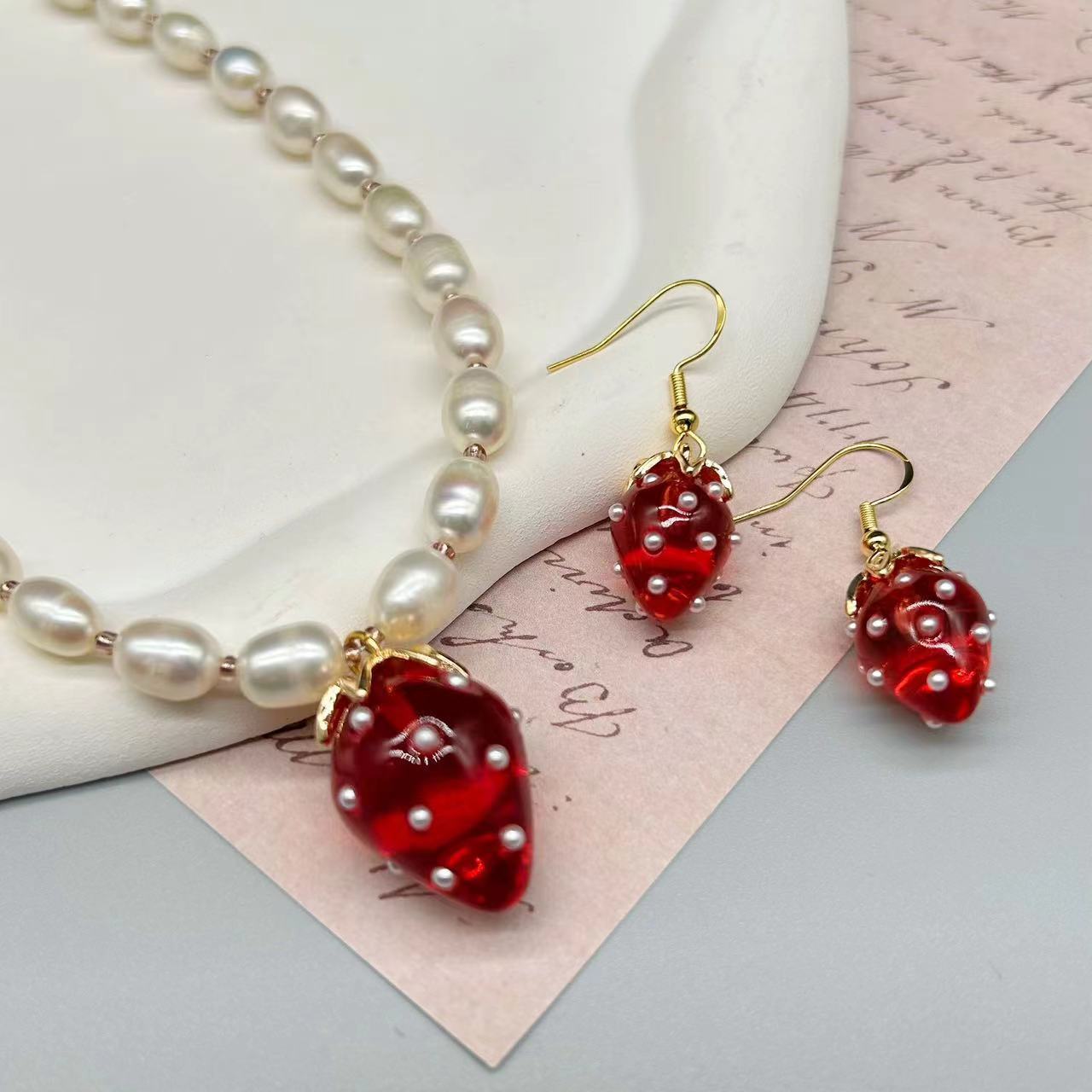 Collier et boucles d'oreilles en perles d'eau douce avancées occidentales, luxe, Fruit fraise, tempérament doux, Suite