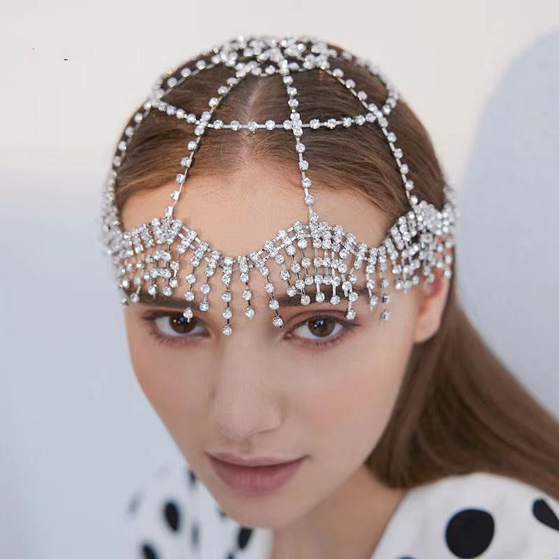 Glands en strass artificiels avec un couvre-chef cool et tendance